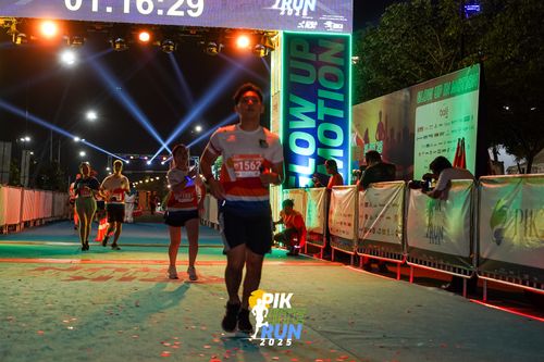 Race photo from PIK NITE RUN 2025