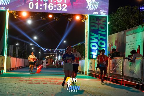 Race photo from PIK NITE RUN 2025
