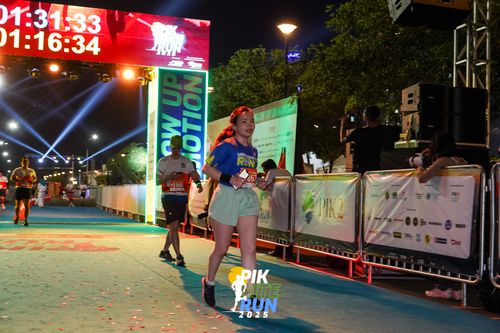 Race photo from PIK NITE RUN 2025