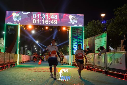 Race photo from PIK NITE RUN 2025