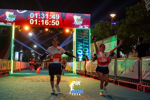 Race photo from PIK NITE RUN 2025