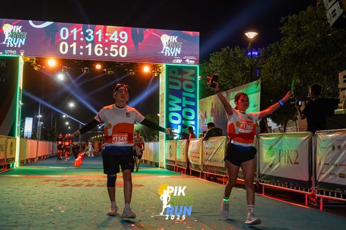 Race photo from PIK NITE RUN 2025