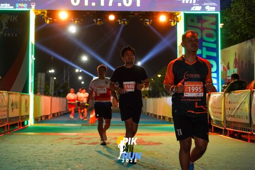 Race photo from PIK NITE RUN 2025