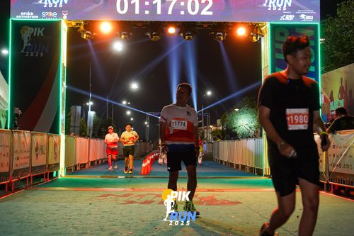 Race photo from PIK NITE RUN 2025