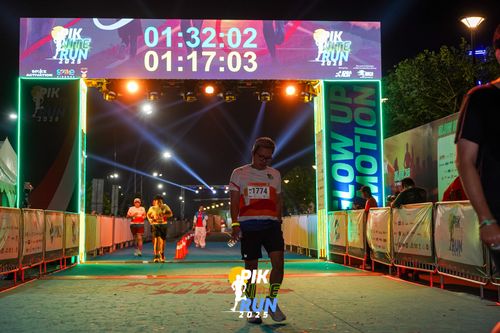 Race photo from PIK NITE RUN 2025