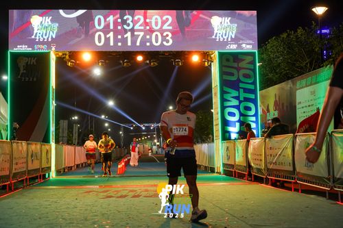 Race photo from PIK NITE RUN 2025
