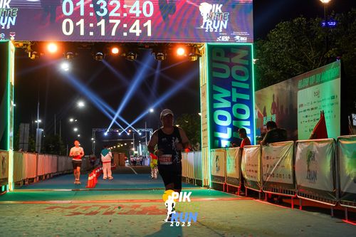 Race photo from PIK NITE RUN 2025