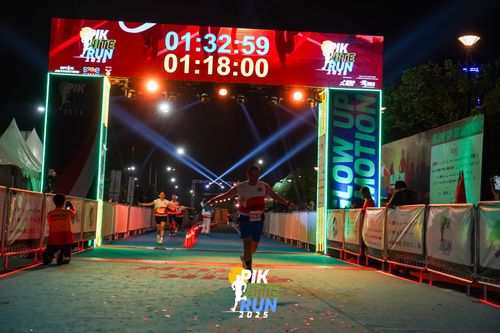 Race photo from PIK NITE RUN 2025