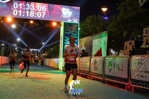 Race photo from PIK NITE RUN 2025