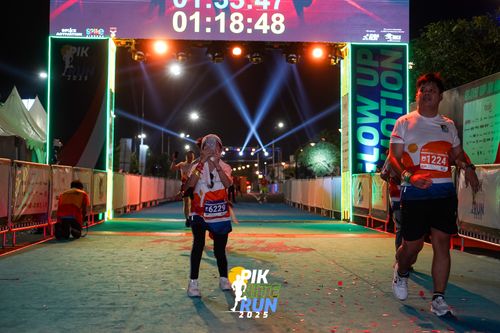 Race photo from PIK NITE RUN 2025