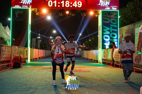 Race photo from PIK NITE RUN 2025