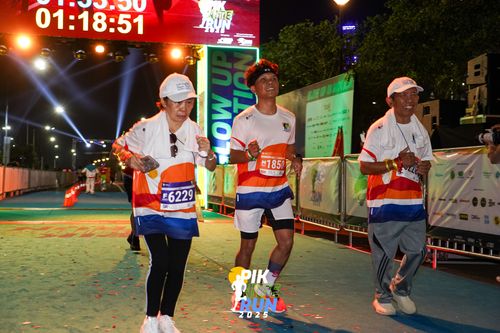 Race photo from PIK NITE RUN 2025