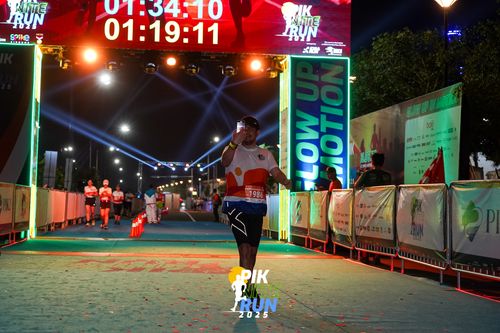 Race photo from PIK NITE RUN 2025