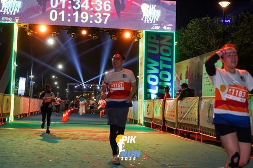 Race photo from PIK NITE RUN 2025