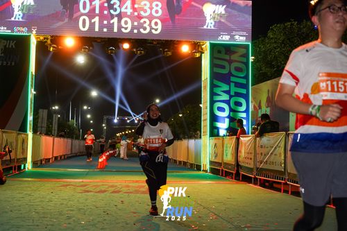 Race photo from PIK NITE RUN 2025
