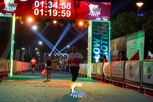 Race photo from PIK NITE RUN 2025