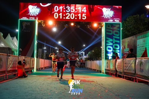 Race photo from PIK NITE RUN 2025