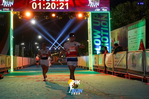 Race photo from PIK NITE RUN 2025