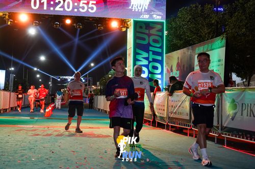 Race photo from PIK NITE RUN 2025