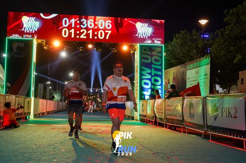 Race photo from PIK NITE RUN 2025