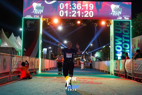 Race photo from PIK NITE RUN 2025