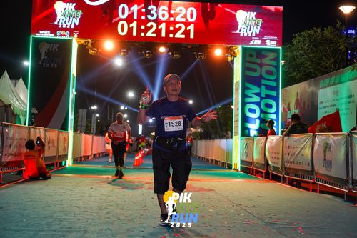 Race photo from PIK NITE RUN 2025
