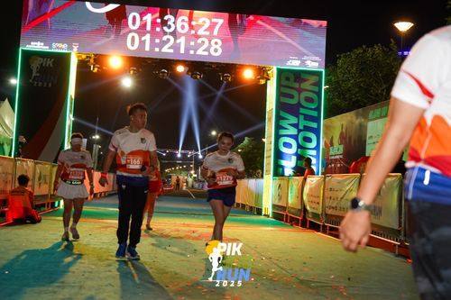Race photo from PIK NITE RUN 2025