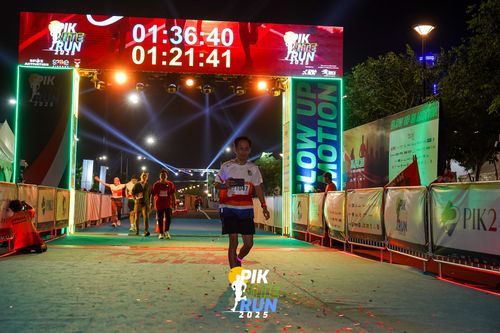 Race photo from PIK NITE RUN 2025