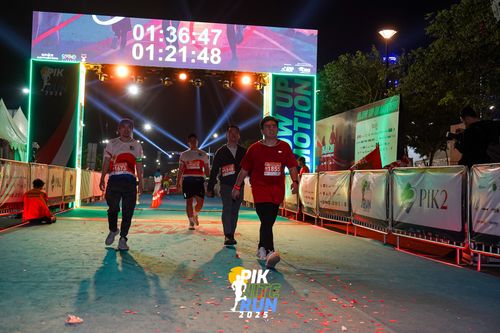 Race photo from PIK NITE RUN 2025
