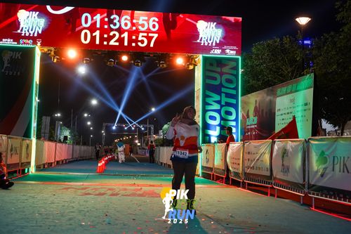 Race photo from PIK NITE RUN 2025