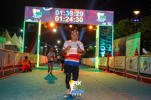 Race photo from PIK NITE RUN 2025