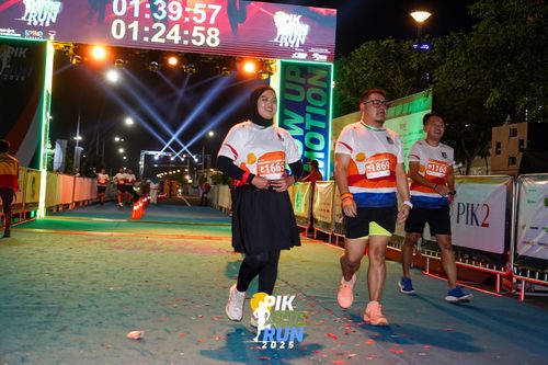 Race photo from PIK NITE RUN 2025