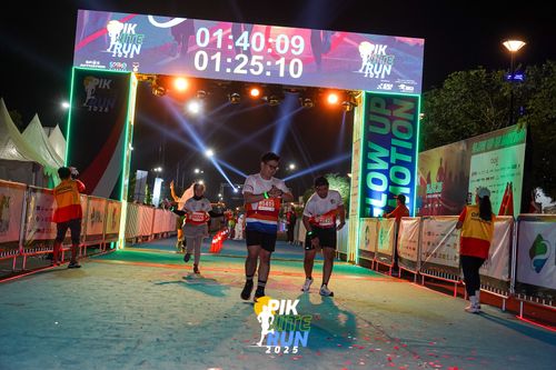 Race photo from PIK NITE RUN 2025