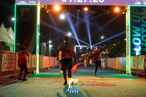 Race photo from PIK NITE RUN 2025