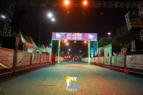 Race photo from PIK NITE RUN 2025