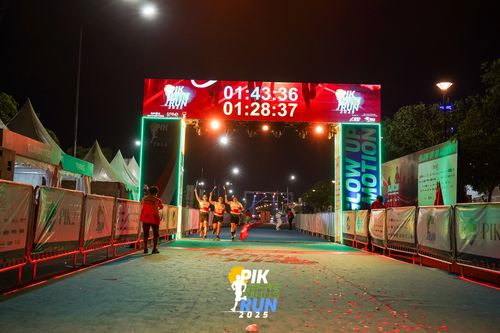 Race photo from PIK NITE RUN 2025