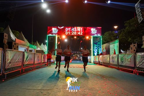 Race photo from PIK NITE RUN 2025