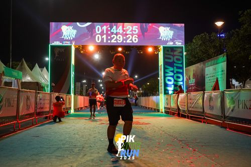 Race photo from PIK NITE RUN 2025