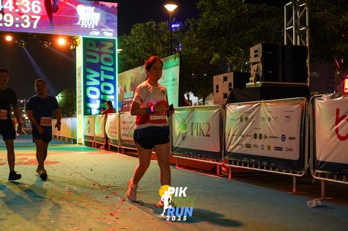 Race photo from PIK NITE RUN 2025