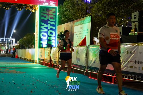 Race photo from PIK NITE RUN 2025