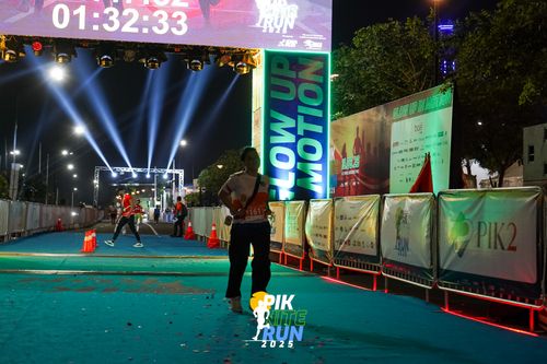 Race photo from PIK NITE RUN 2025