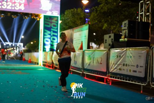 Race photo from PIK NITE RUN 2025