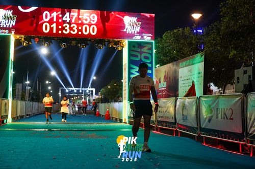 Race photo from PIK NITE RUN 2025