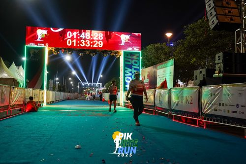 Race photo from PIK NITE RUN 2025
