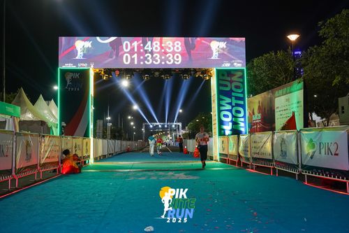 Race photo from PIK NITE RUN 2025