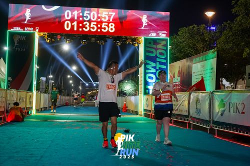Race photo from PIK NITE RUN 2025