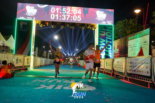 Race photo from PIK NITE RUN 2025