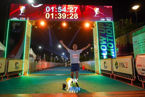 Race photo from PIK NITE RUN 2025