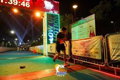 Race photo from PIK NITE RUN 2025