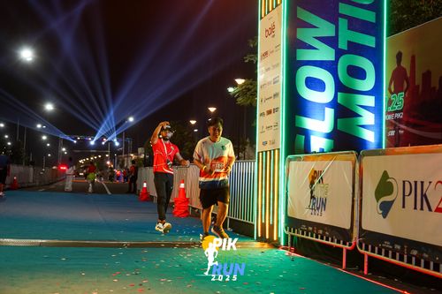 Race photo from PIK NITE RUN 2025